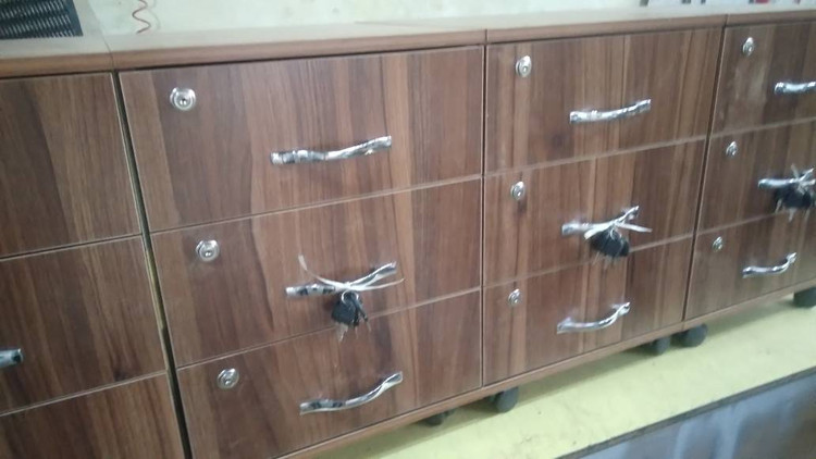 سه کشو زیرمیزی چرخ دار